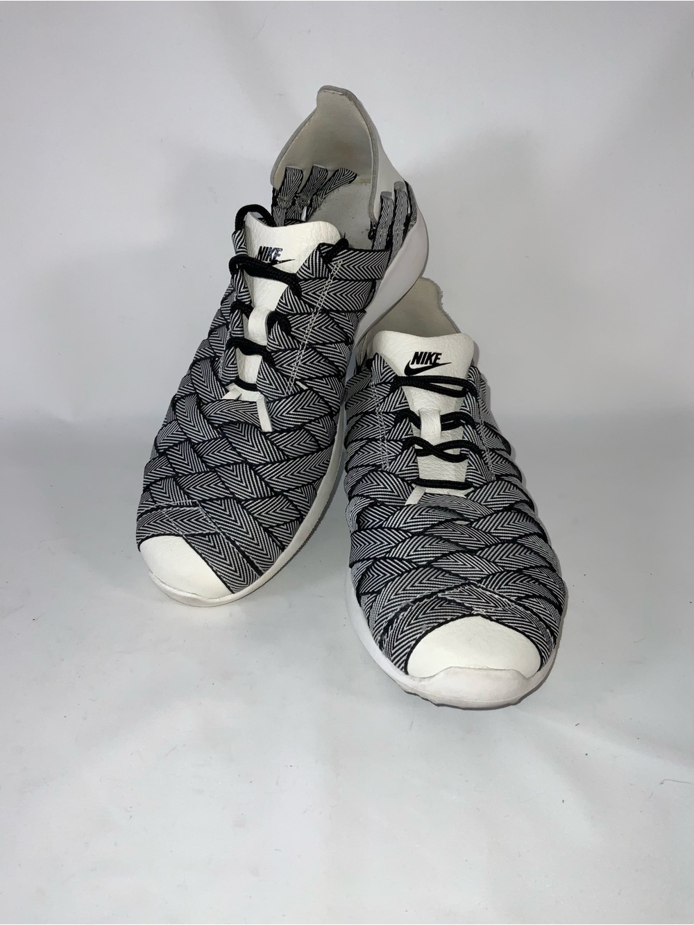 Nike Women’s juvenate Woven Sneakers - Black & White